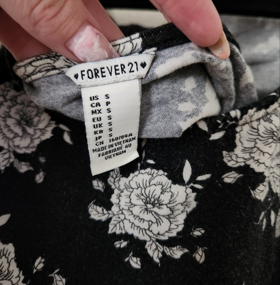 Black & Grey Crop Top Bundle - Forever 21, Shein, & Hot Topic - Picture 15 of 15